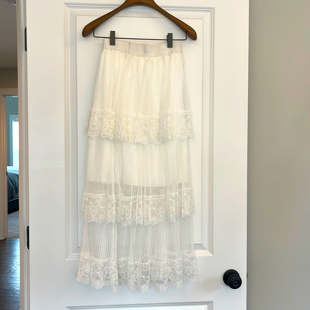 White flowy skirt